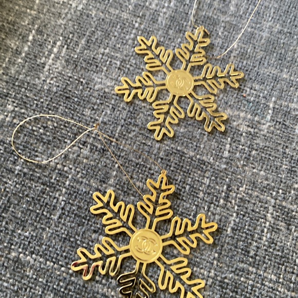 Chanel Holiday Snowflake Gold Metal Ornament Set - Picture 5 of 9
